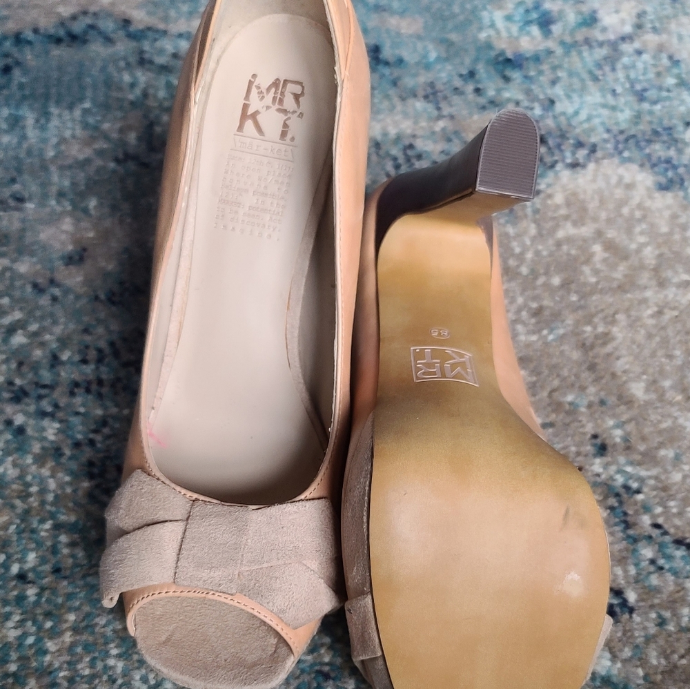 Size 8.5 Nude/Tan heels by Market